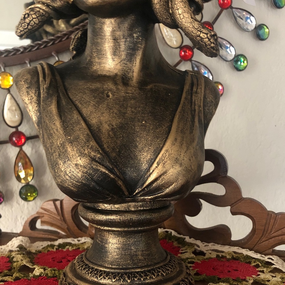 NWT Medusa Bust Figurine in Antique Gold Finish w/ Snakes & Light Up Eyes - Picture 3 of 10